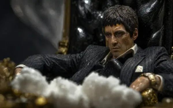 Scarface 4K Ultra HD PC desktop wallpaper: brooding mobster in a dark suit slumped in a chair, table piled with white powder, dramatic low-key lighting.