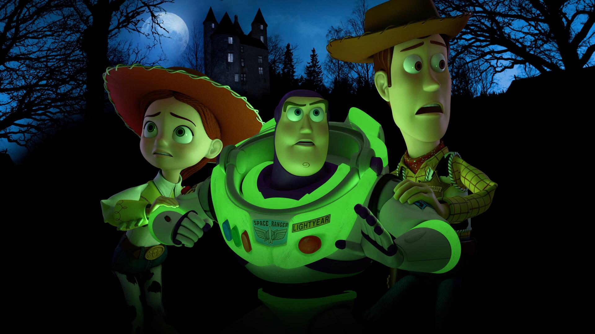 Toy Story of Terror! 4K Ultra HD PC desktop wallpaper: Jessie, Buzz, and Woody glow green and stand tense before a moonlit haunted castle.