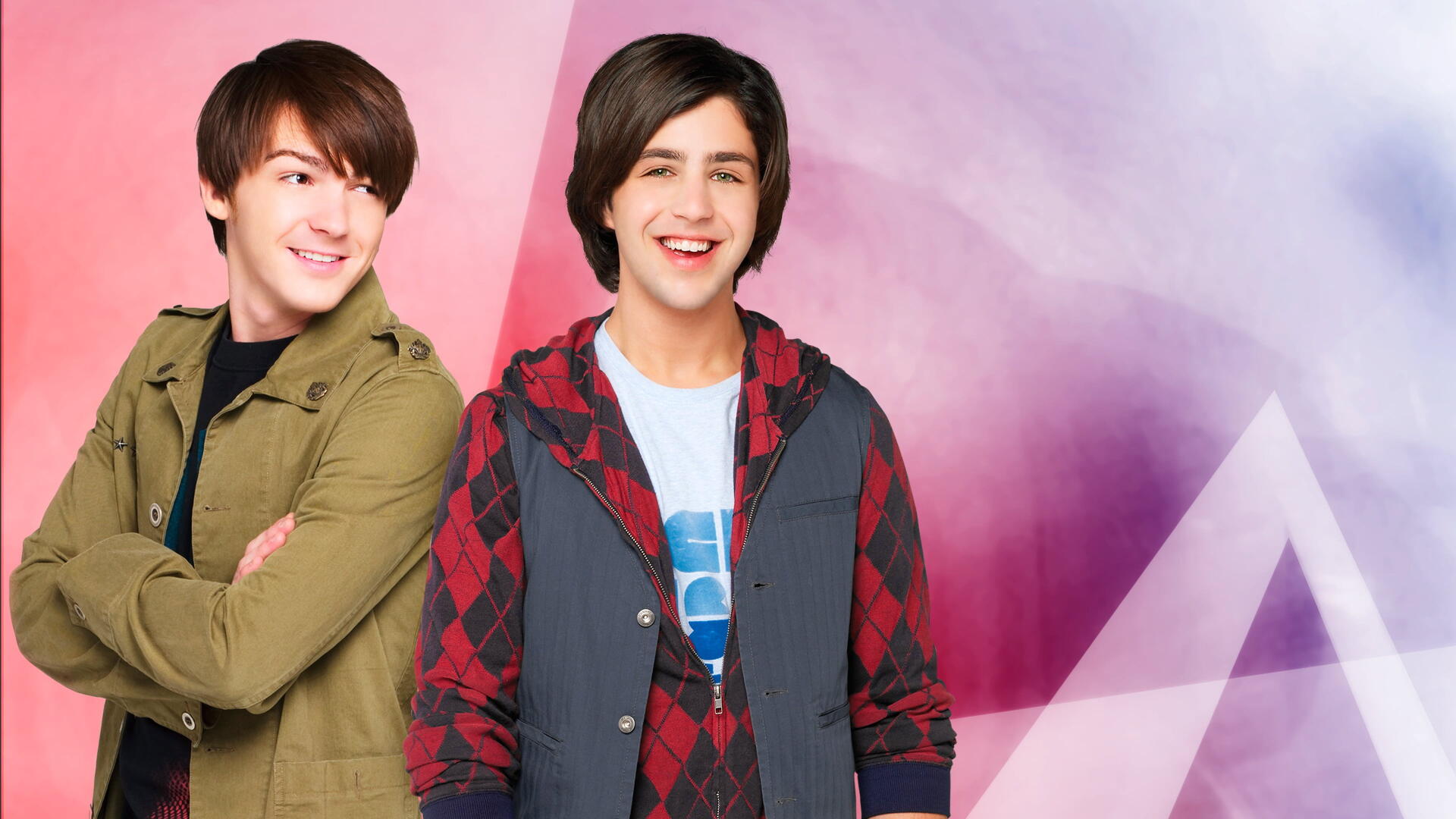 4K Ultra HD PC desktop wallpaper of two smiling young male sitcom stars against a pink-purple geometric backdrop; one in a green jacket, the other in a red plaid hoodie.