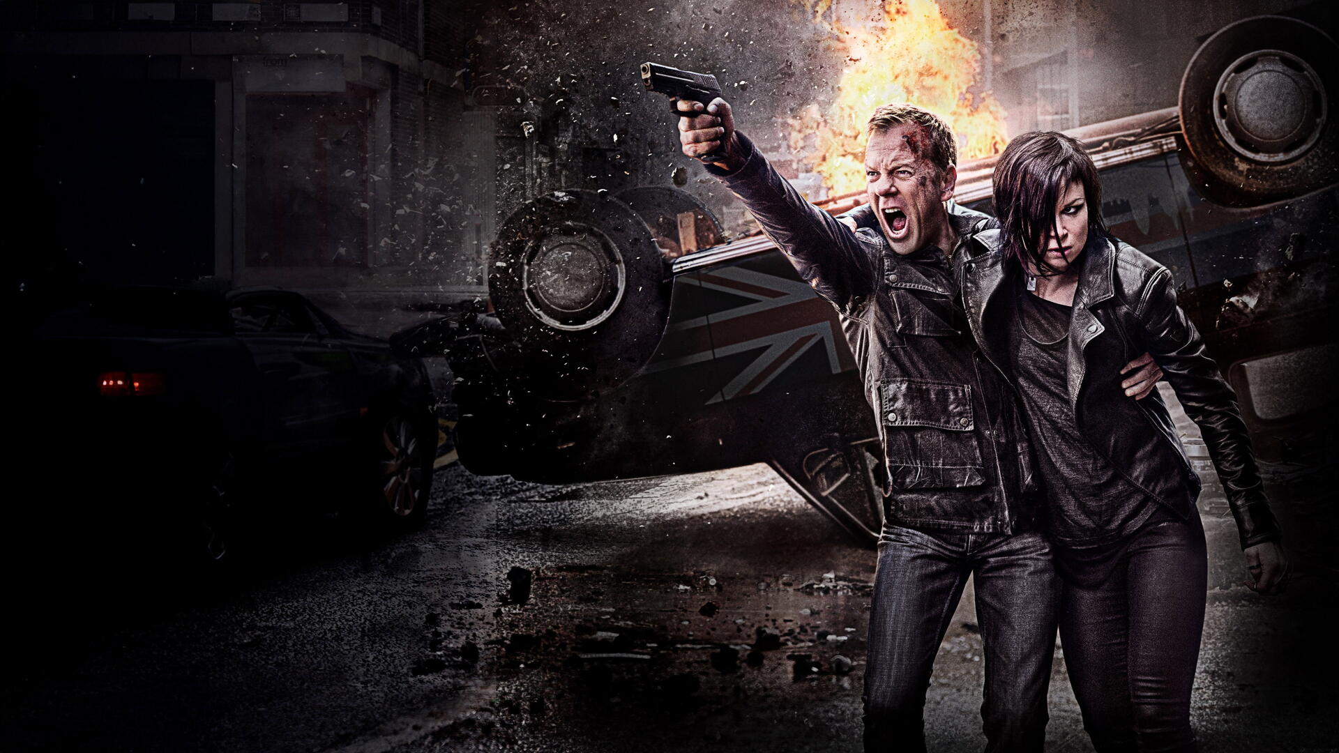 24 action scene 4K Ultra HD PC desktop wallpaper: two gritty, armed protagonists dash past an overturned, burning car amid rain-slicked urban rubble and night-time chaos.