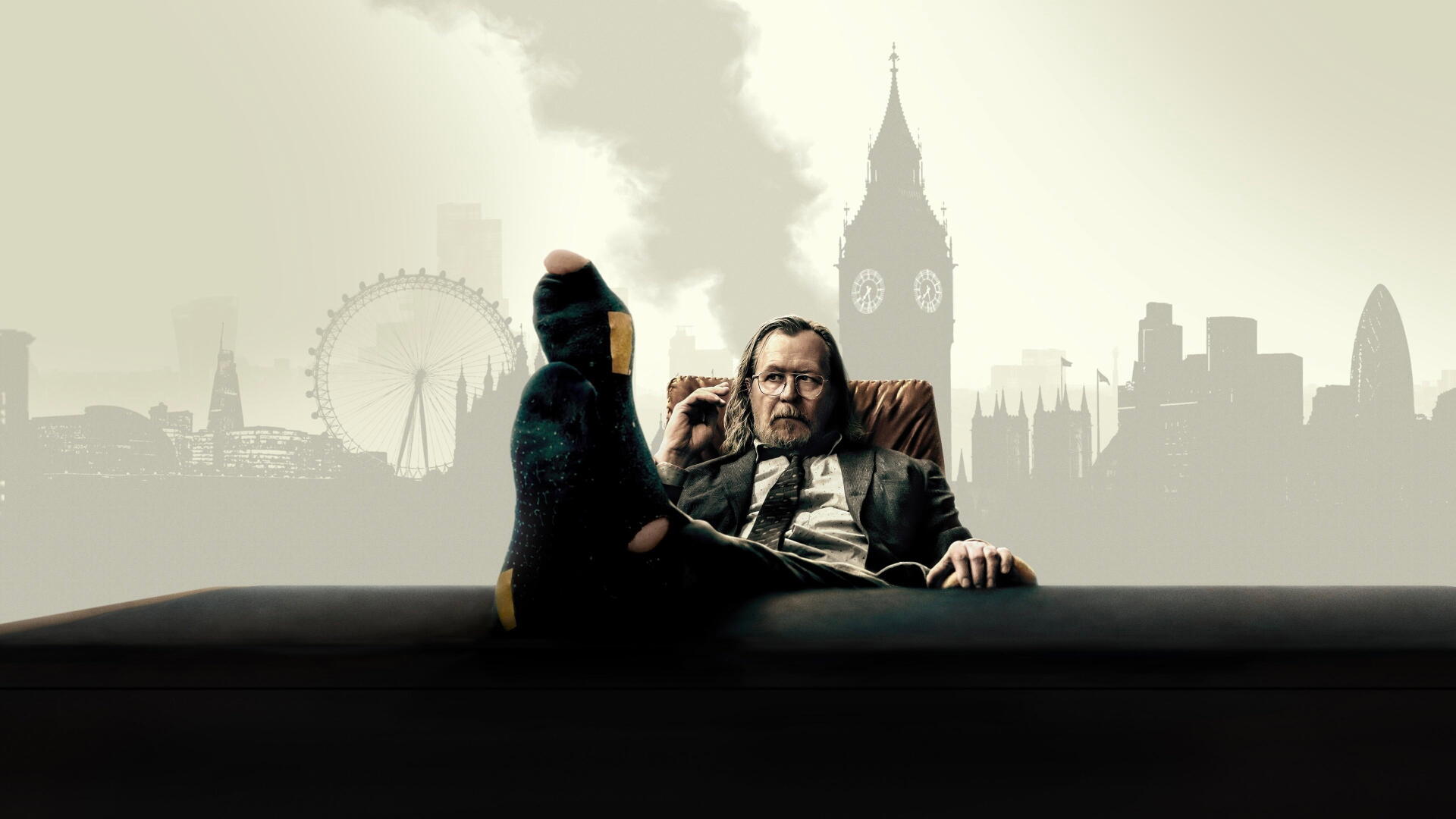 Slow Horses 4K Ultra HD PC desktop wallpaper: a disheveled man in a suit lounges with a foot on a desk, foggy London skyline (Big Ben, London Eye) silhouetted behind him.