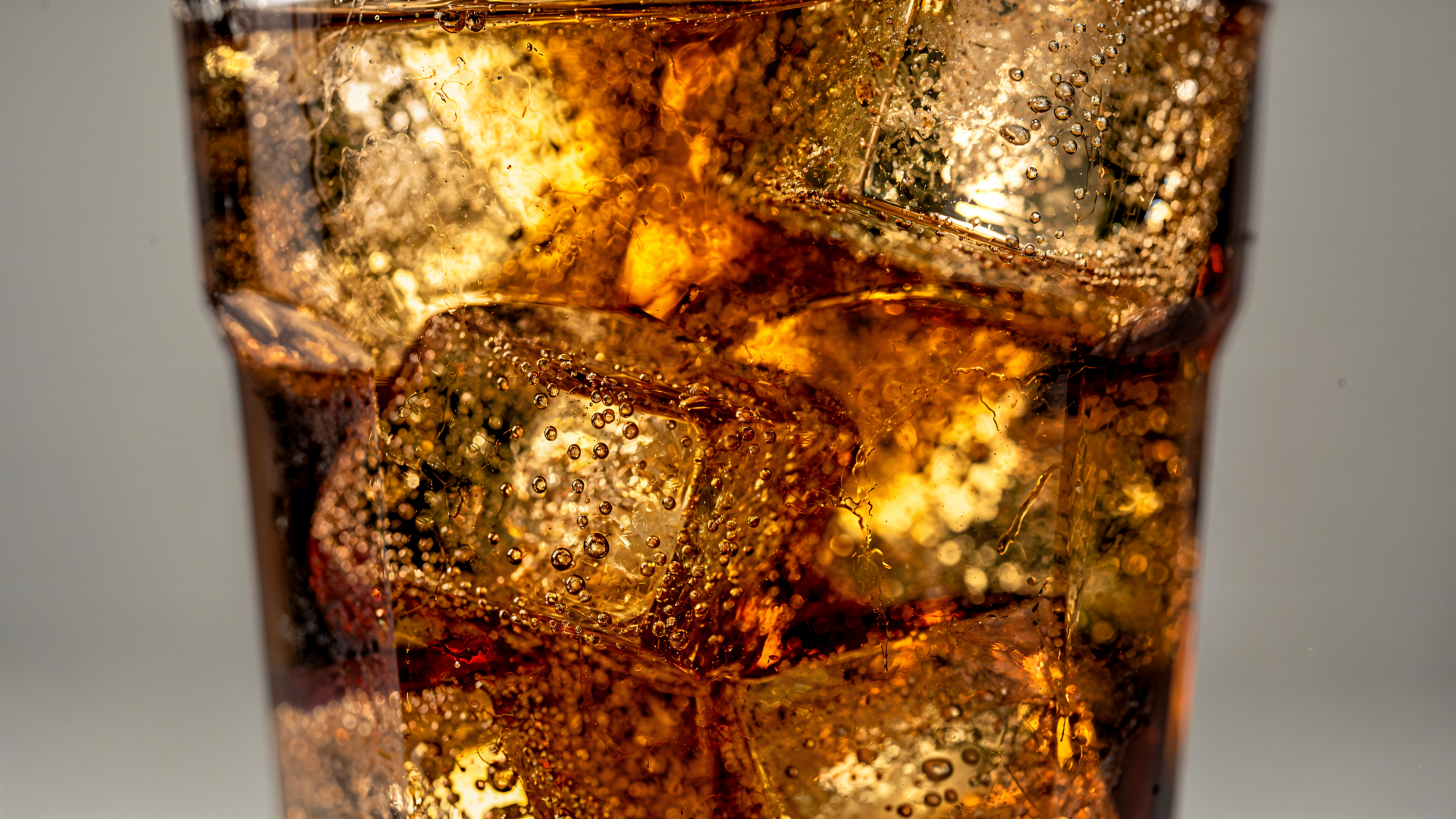 4K Ultra HD PC desktop wallpaper: close-up of cola soda with ice cubes, effervescent bubbles and condensation filling the glass.