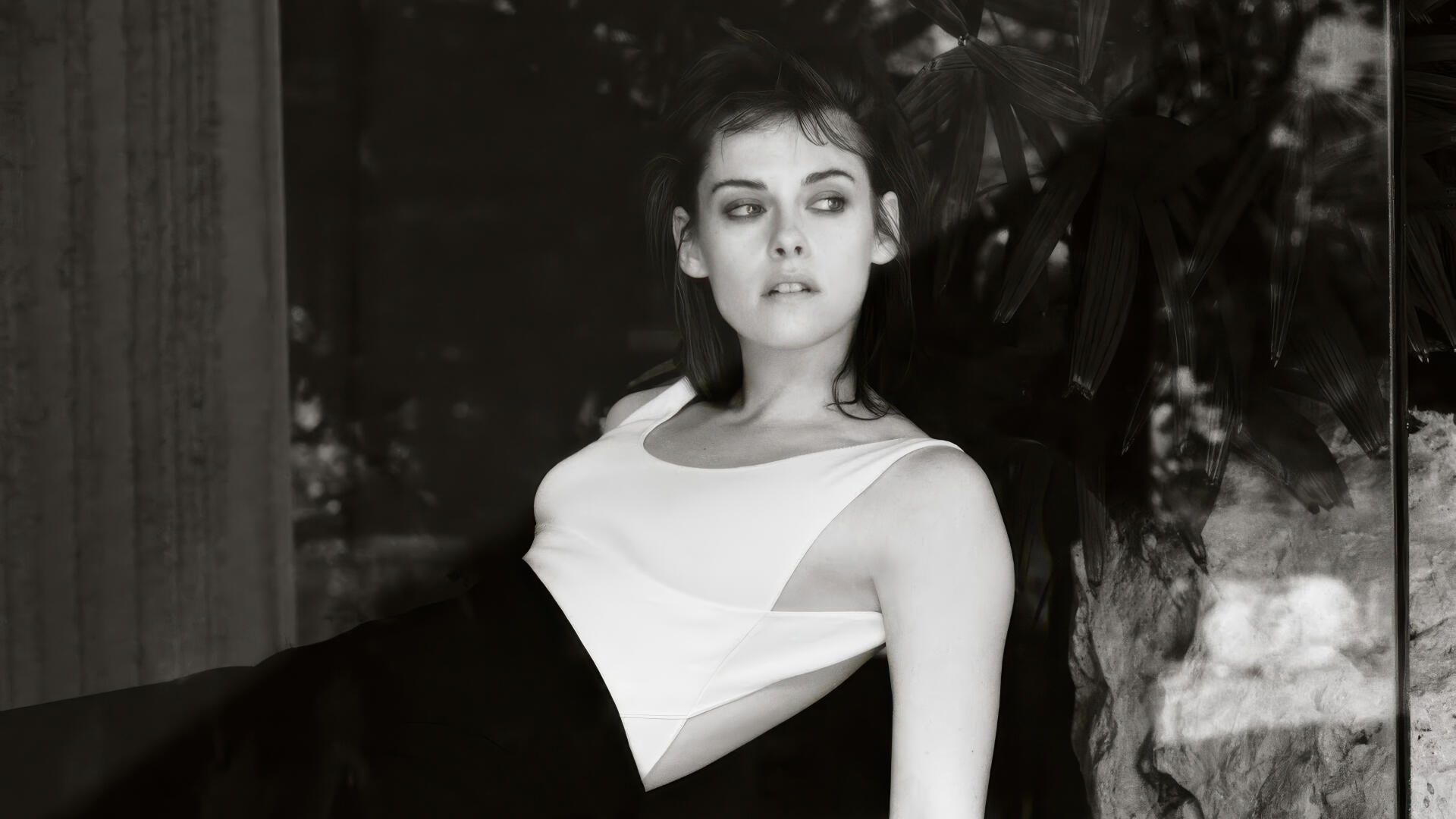 Black-and-white 4K Ultra HD PC desktop wallpaper of a seated celebrity actress in a sleeveless white top and dark skirt, gazing off-camera against a textured backdrop.