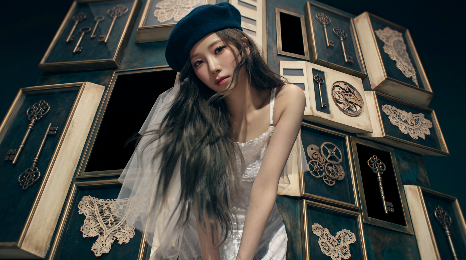 5K UHD PC wallpaper of a K-pop–style Japanese model in a beret and white dress, leaning forward against a backdrop of ornate framed boxes and decorative keys.