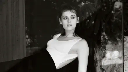 Black-and-white 4K Ultra HD PC desktop wallpaper of a seated celebrity actress in a sleeveless white top and dark skirt, gazing off-camera against a textured backdrop.