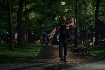 4K Ultra HD PC desktop wallpaper: romantic nighttime park scene of a man carrying his partner beneath lamplight, evoking The Love Hypothesis.