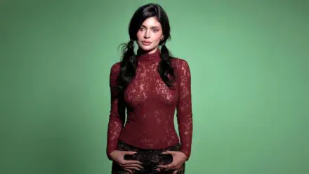 4K Ultra HD PC desktop wallpaper: portrait of a woman in a burgundy lace turtleneck, hands on hips, posed against a solid green background.