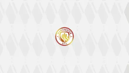 Minimal 2K Quad HD PC desktop wallpaper with a centered Manchester City F.C. circular logo on a subtle light-gray geometric patterned background.