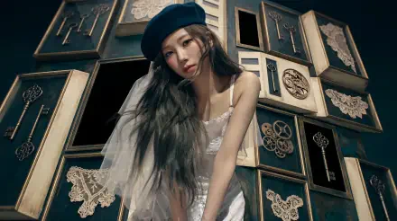 5K UHD PC wallpaper of a K-pop–style Japanese model in a beret and white dress, leaning forward against a backdrop of ornate framed boxes and decorative keys.