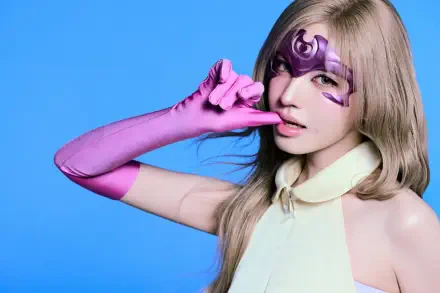 Liz of IVE as a purple-masked superhero in a Looks Can Kill HD desktop wallpaper against a bright blue background.