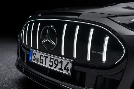 Close-up of a Mercedes-AMG GT SUV grille and Mercedes-Benz emblem, featured in a 2K Quad HD PC desktop wallpaper and background.