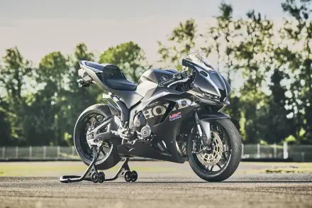 Honda CBR600RR sportbike parked on a racetrack, 4K Ultra HD PC desktop wallpaper and background.