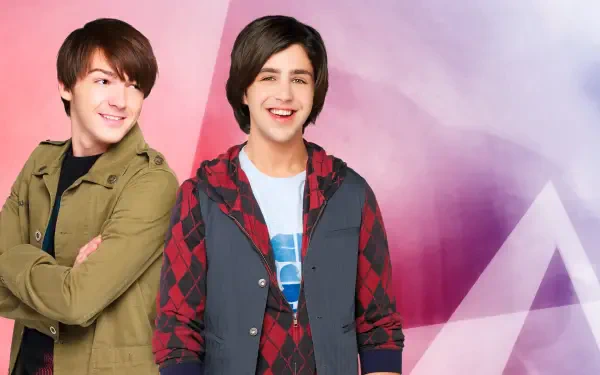 4K Ultra HD PC desktop wallpaper of two smiling young male sitcom stars against a pink-purple geometric backdrop; one in a green jacket, the other in a red plaid hoodie.