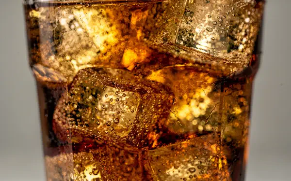 4K Ultra HD PC desktop wallpaper: close-up of cola soda with ice cubes, effervescent bubbles and condensation filling the glass.