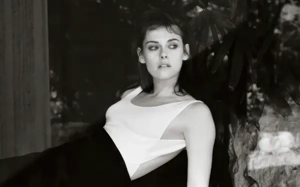 Black-and-white 4K Ultra HD PC desktop wallpaper of a seated celebrity actress in a sleeveless white top and dark skirt, gazing off-camera against a textured backdrop.