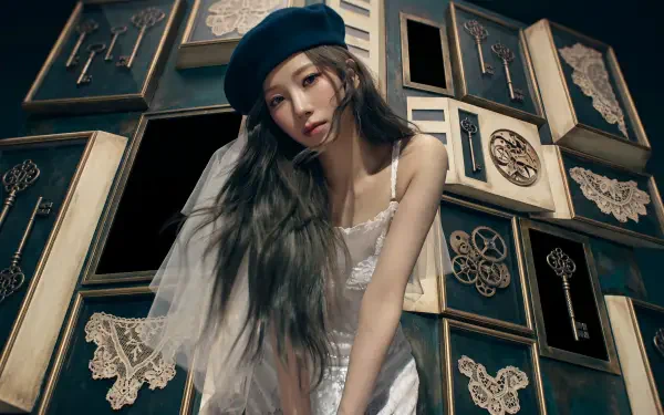 5K UHD PC wallpaper of a K-pop–style Japanese model in a beret and white dress, leaning forward against a backdrop of ornate framed boxes and decorative keys.