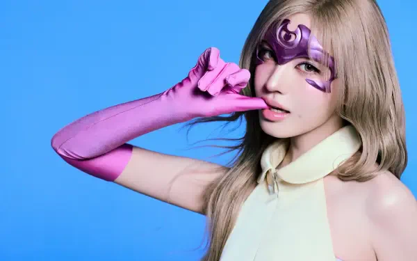 Liz of IVE as a purple-masked superhero in a Looks Can Kill HD desktop wallpaper against a bright blue background.
