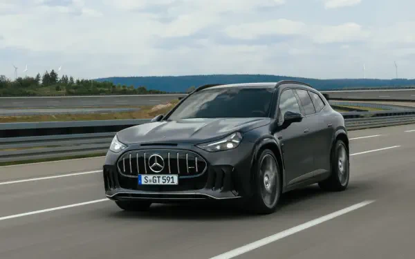 Mercedes-AMG GT SUV driving on a highway, 2K Quad HD PC desktop wallpaper featuring a sleek Mercedes-Benz car.