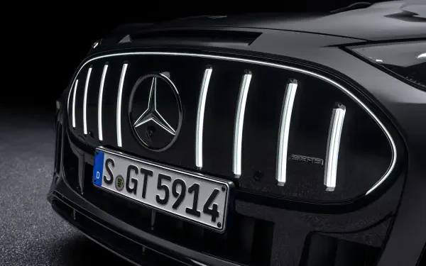 Close-up of a Mercedes-AMG GT SUV grille and Mercedes-Benz emblem, featured in a 2K Quad HD PC desktop wallpaper and background.