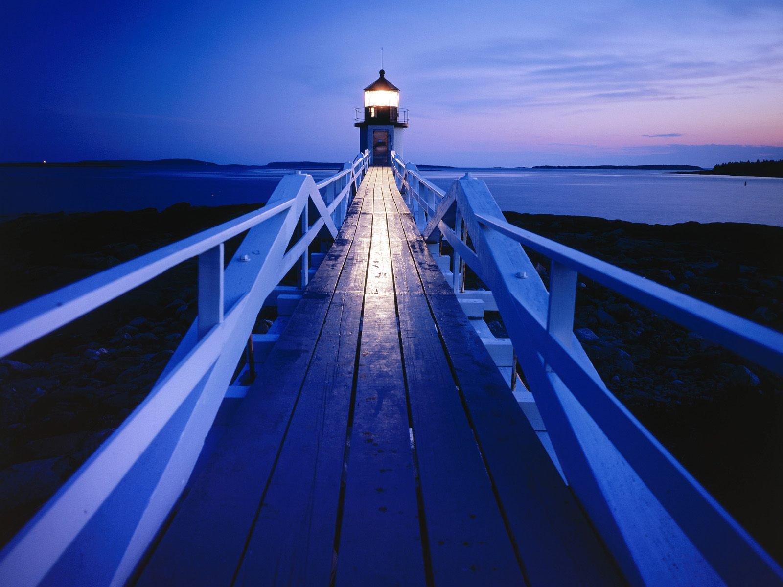 Beacon at Dusk: Stunning HD Lighthouse Wallpaper | 1600x1200 ...