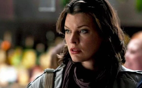 HD PC desktop wallpaper background: cinematic close-up of a tense woman from the movie Faces in the Crowd, moody dimly lit bar scene.