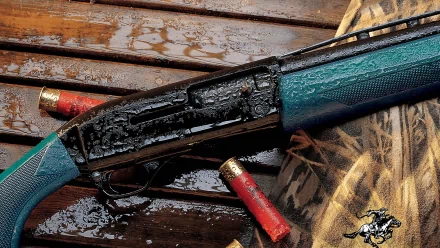 HD desktop wallpaper featuring a detailed close-up of a man-made shotgun resting on a wet wooden surface with two red shotgun shells nearby.