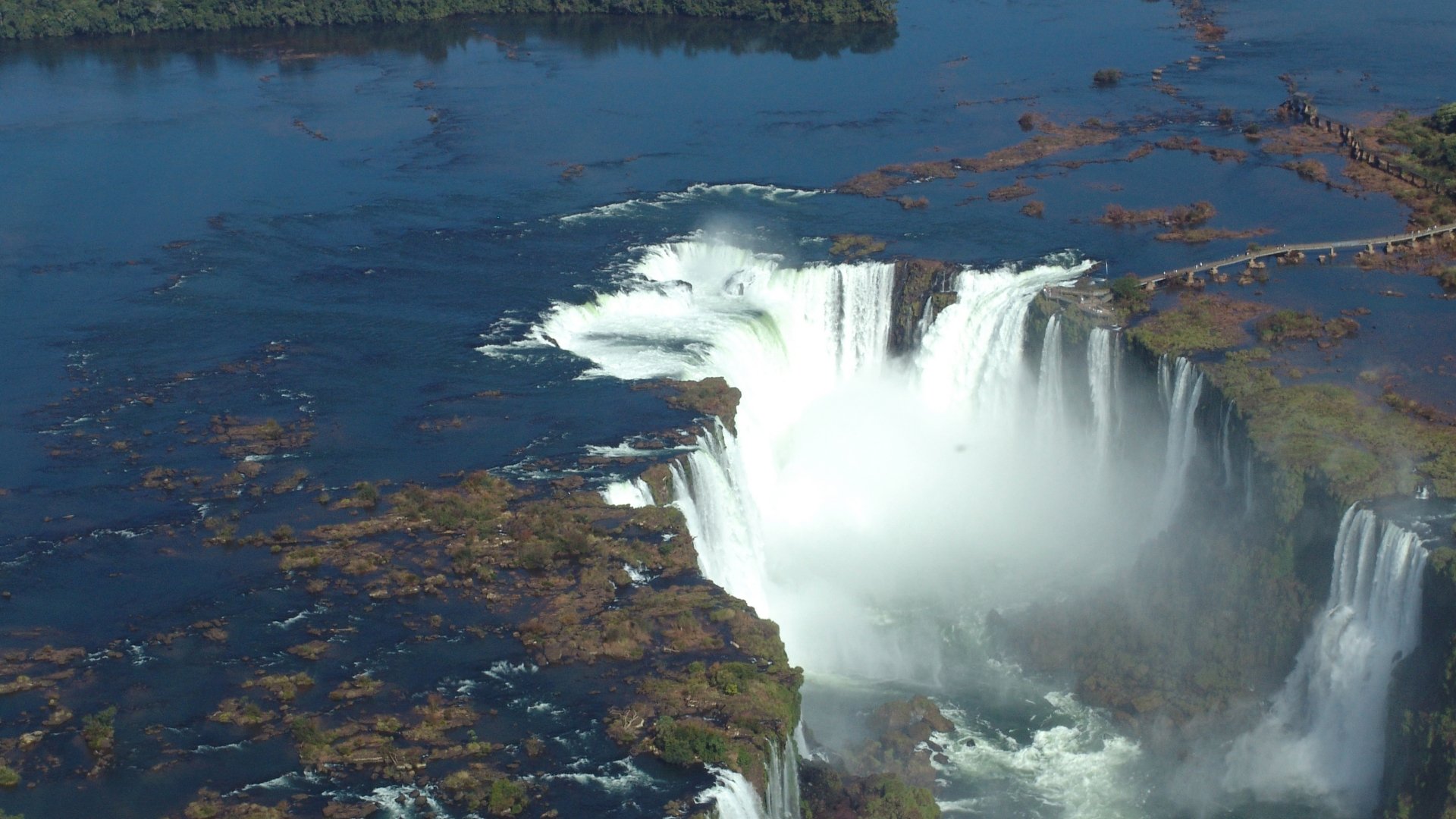Моря озера реки южной америки. Водопады Игуасу Аргентина Бразилия. Водопад Игуасу сверху. Национальный парк Игуасу глотка дьявола. Водопады Игуасу вид сверху.
