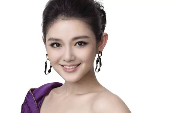 HD PC desktop wallpaper featuring a smiling portrait of celebrity Barbie Hsu with elegant earrings and a purple off-shoulder outfit against a white background.