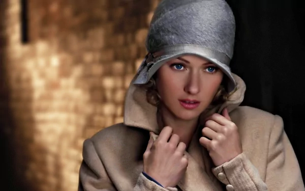 Naomi Watts shines in this HD wallpaper, portraying her character from the movie King Kong (2005), showcasing her elegance and charisma against a softly lit backdrop.