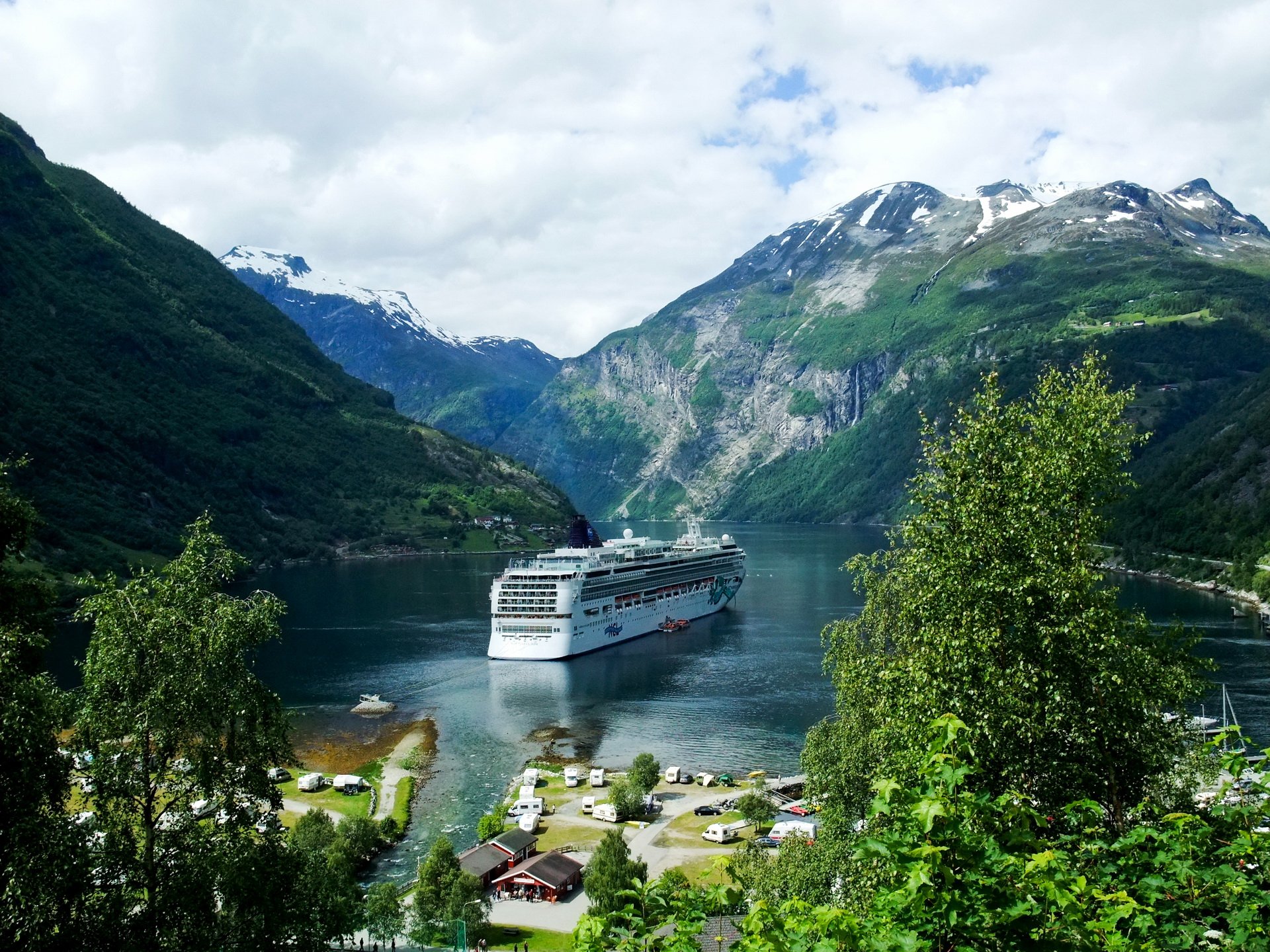 Wind of fjords. Гейрангерфьерд Норвегия. Норвегия Осло Гейрангер. Фьорды Норвегии Гейрангер-Фьорд. Гейрангер Фьорд Норвегия с реки.