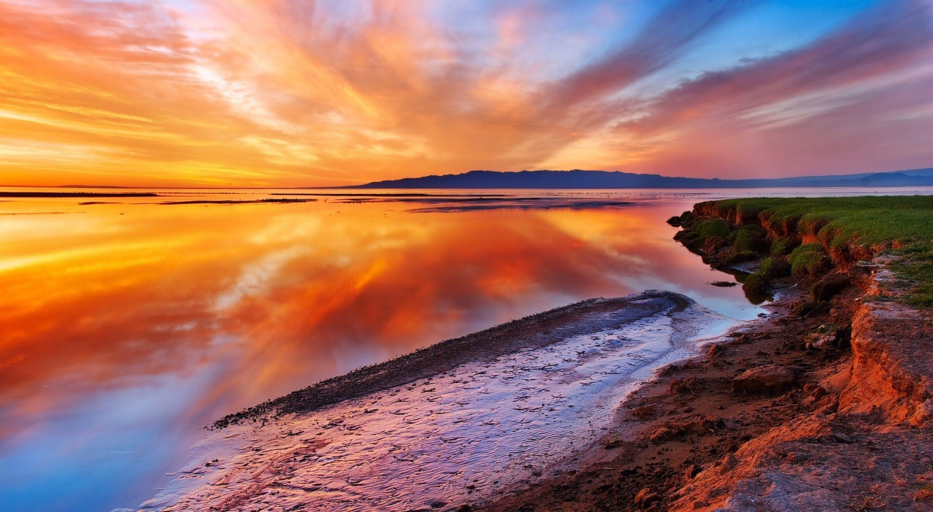 Serene Sunset Reflections: Stunning HD Nature Wallpaper