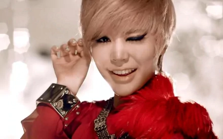 HD PC desktop wallpaper featuring a cute Asian woman, Lee Soon-kyu, with short blonde hair and a stylish red feathered outfit.