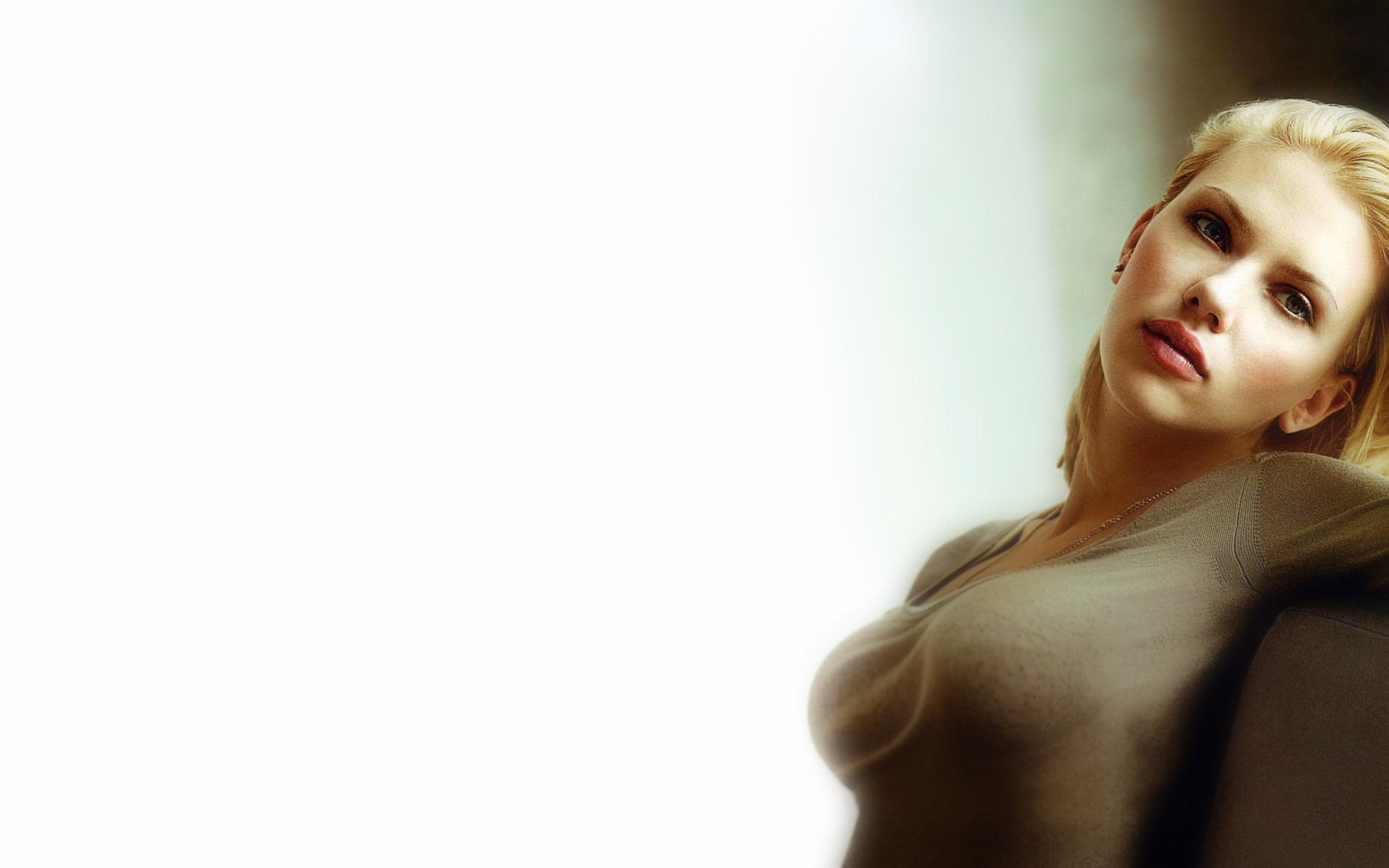 HD desktop wallpaper featuring Scarlett Johansson against a soft gradient background.