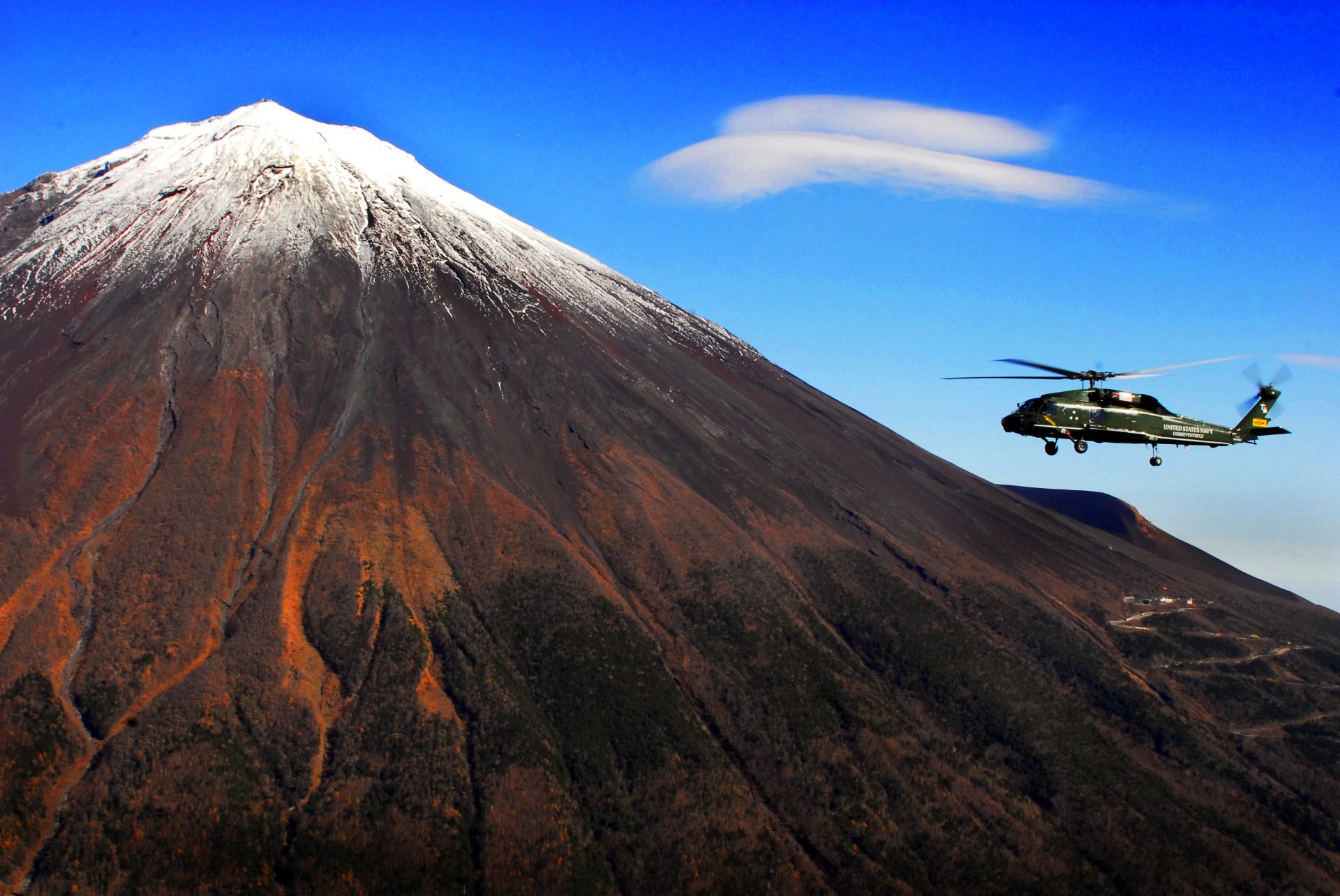 Download Japan Mount Fuji Military Sikorsky SH-60 Seahawk 4k Ultra HD Wallpaper