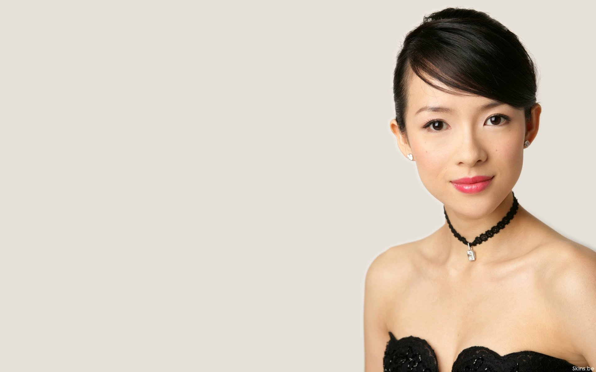 HD PC desktop wallpaper featuring celebrity Zhang Ziyi against a simple beige background.