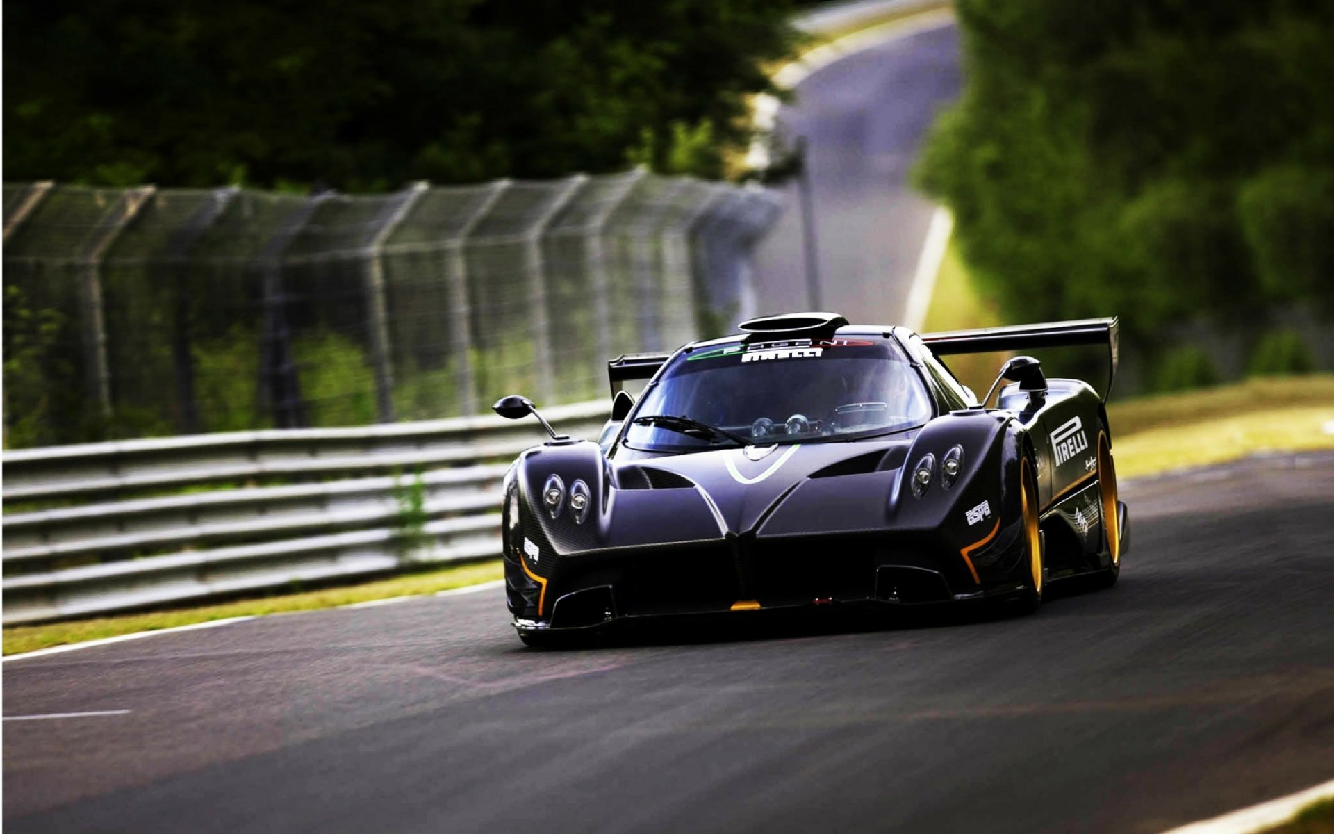 HD Wallpaper of the Iconic Pagani Zonda in Motion