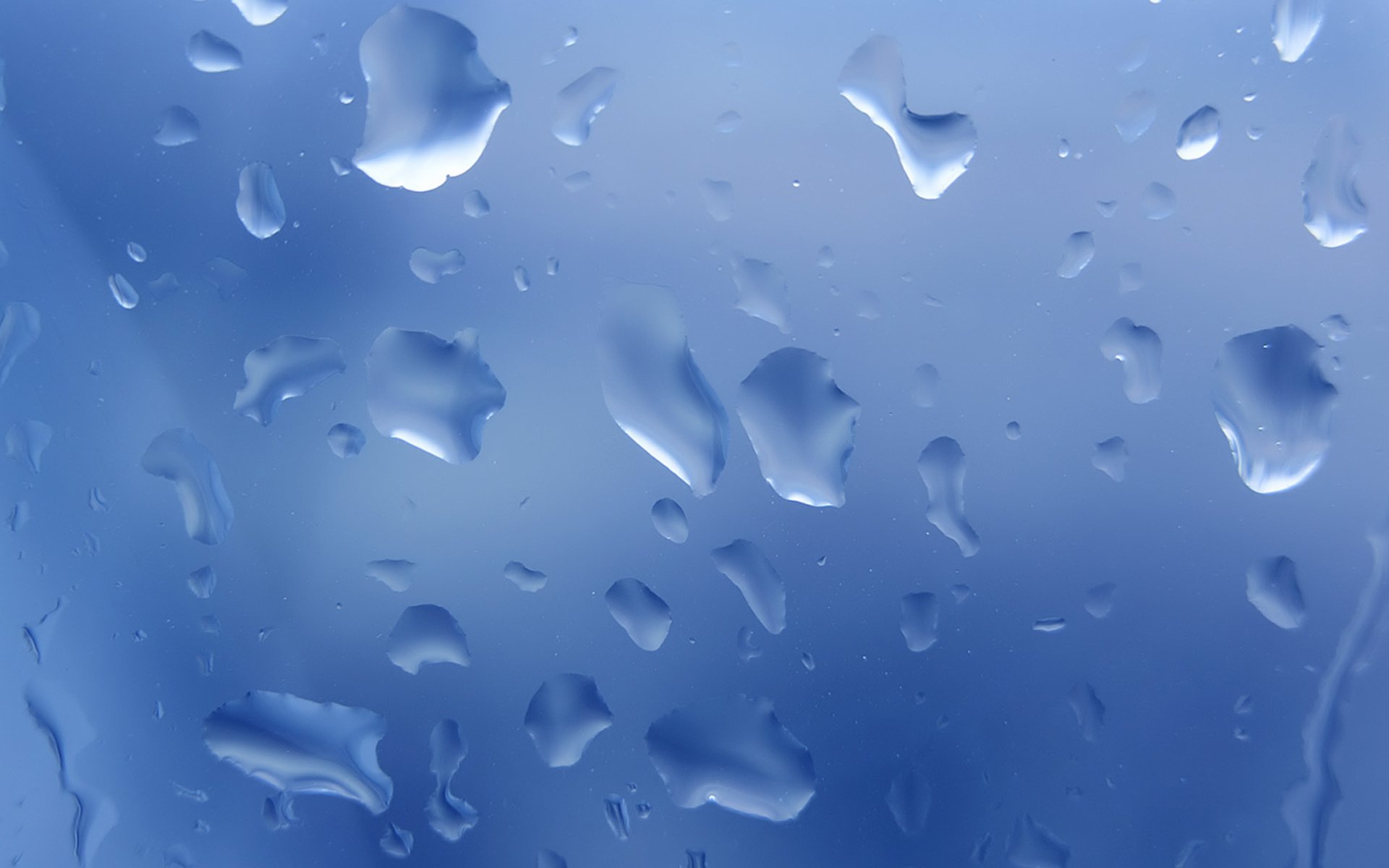 Капли голубая вода. Капли на стекле. Фон капельки. Капли дождя на стекле. Вода фон.