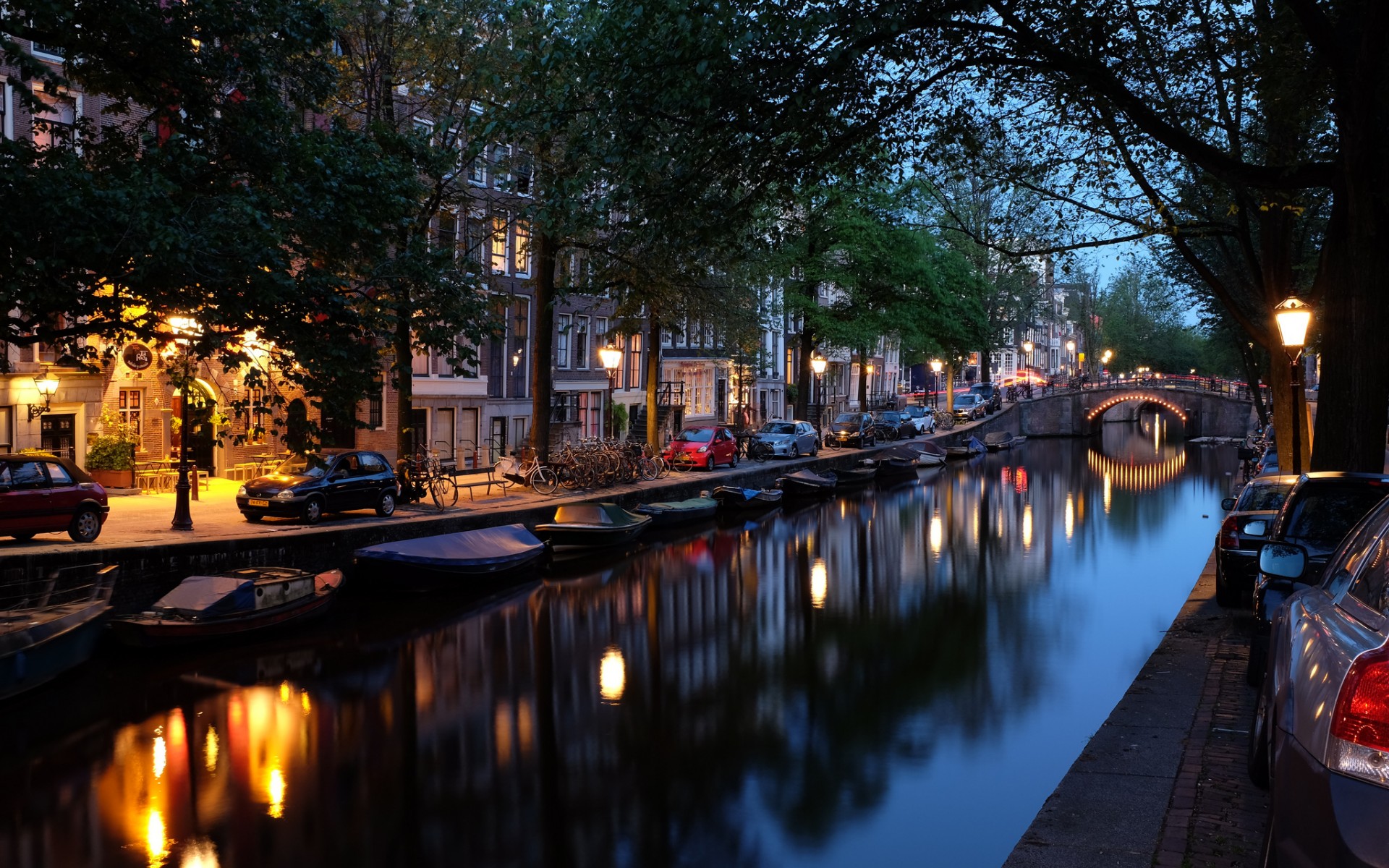 Hình nền Amsterdam HD: Thưởng thức hình nền Amsterdam HD và bạn sẽ ngập tràn niềm hạnh phúc và cảm nhận được một phần của thành phố nổi tiếng này. Các chi tiết chính xác của cảnh quan thành phố tạo ra một bức tranh tuyệt đẹp và đầy màu sắc của Amsterdam.