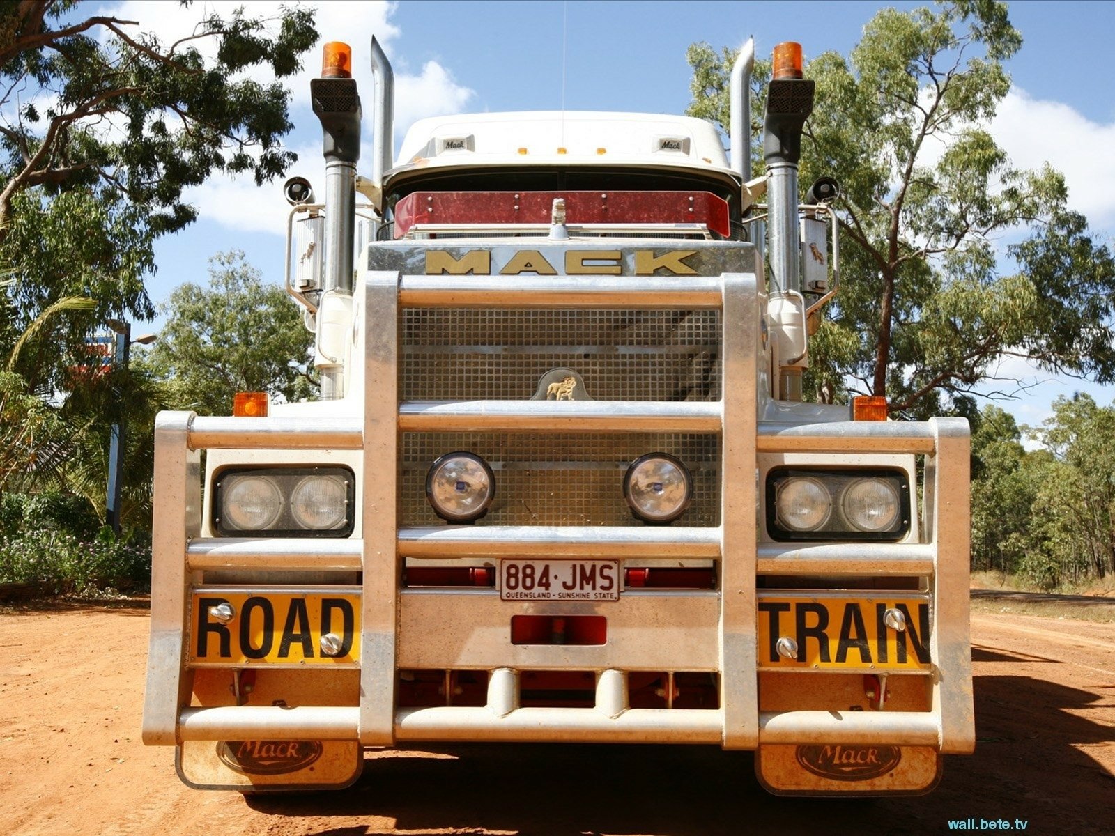 Download Vehicle Mack Trucks Wallpaper