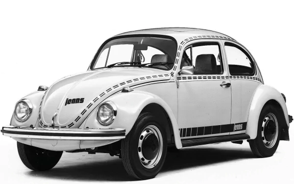 HD desktop wallpaper featuring a classic white Volkswagen Beetle vehicle with vintage detailing against a white background.