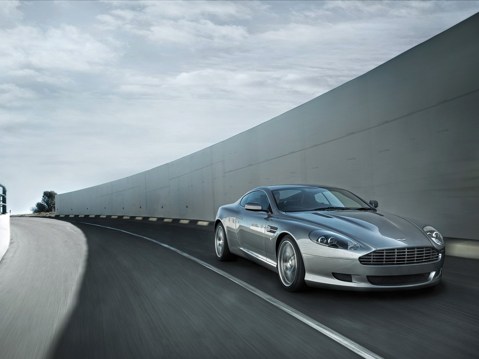 Silver car. Aston Martin db9 2009. Большая серебристая машина. Серебристое авто на дороге. Aston Martin db9 обои на рабочий стол.