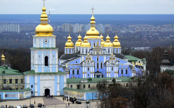 HD desktop wallpaper showcasing the golden domes of a man-made cathedral against the cityscape of Kiev.