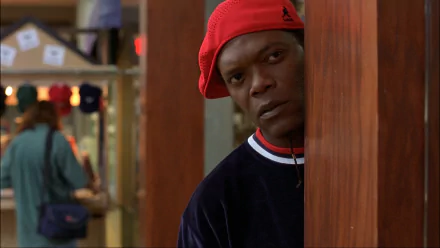 HD wallpaper from Jackie Brown featuring Samuel L. Jackson peering around a corner.