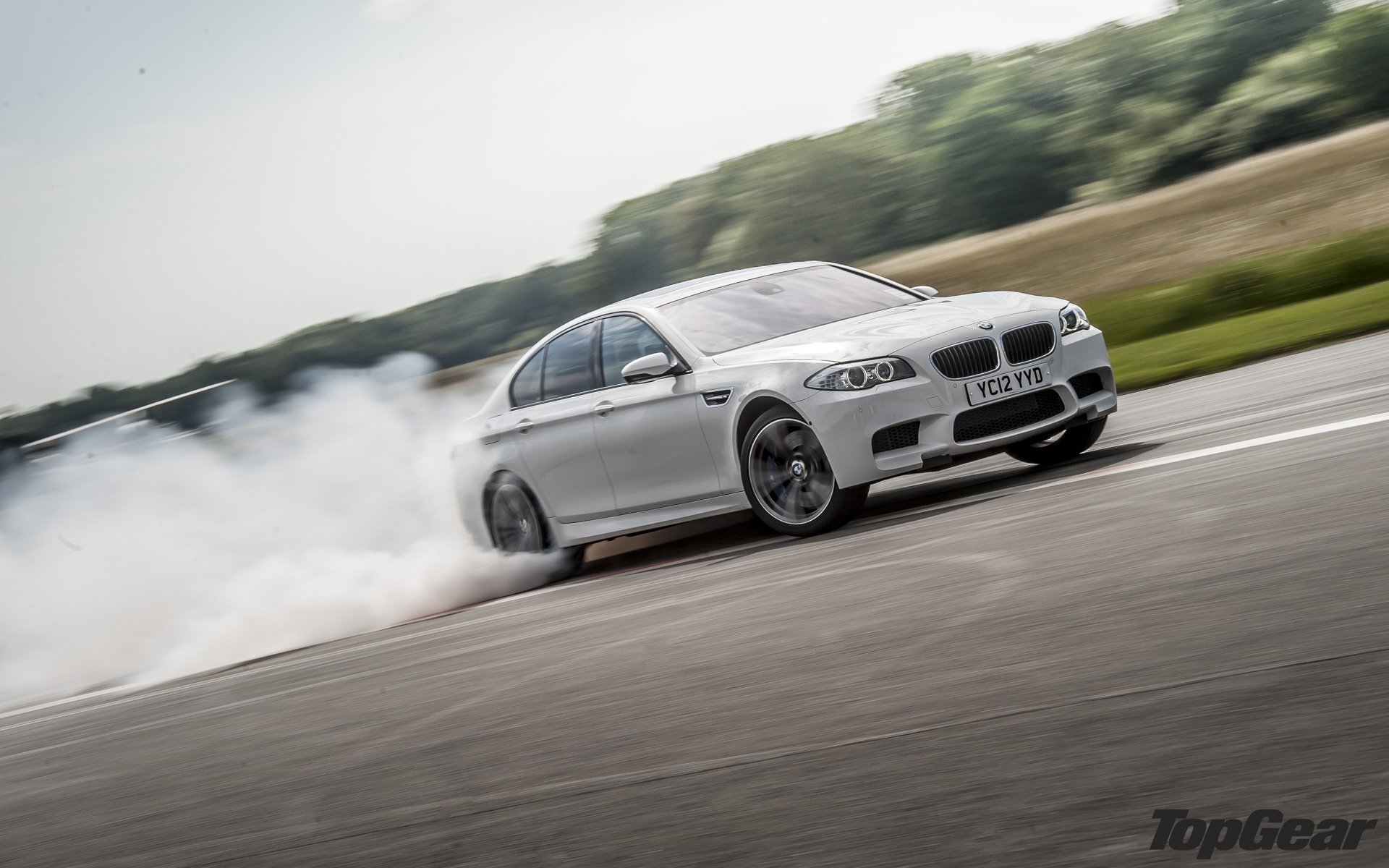 Бмв дрифт. BMW m5 дрифт. BMW e90 дрифт. BMW m5 белая Drift. BMW m5 f10 Top Gear.