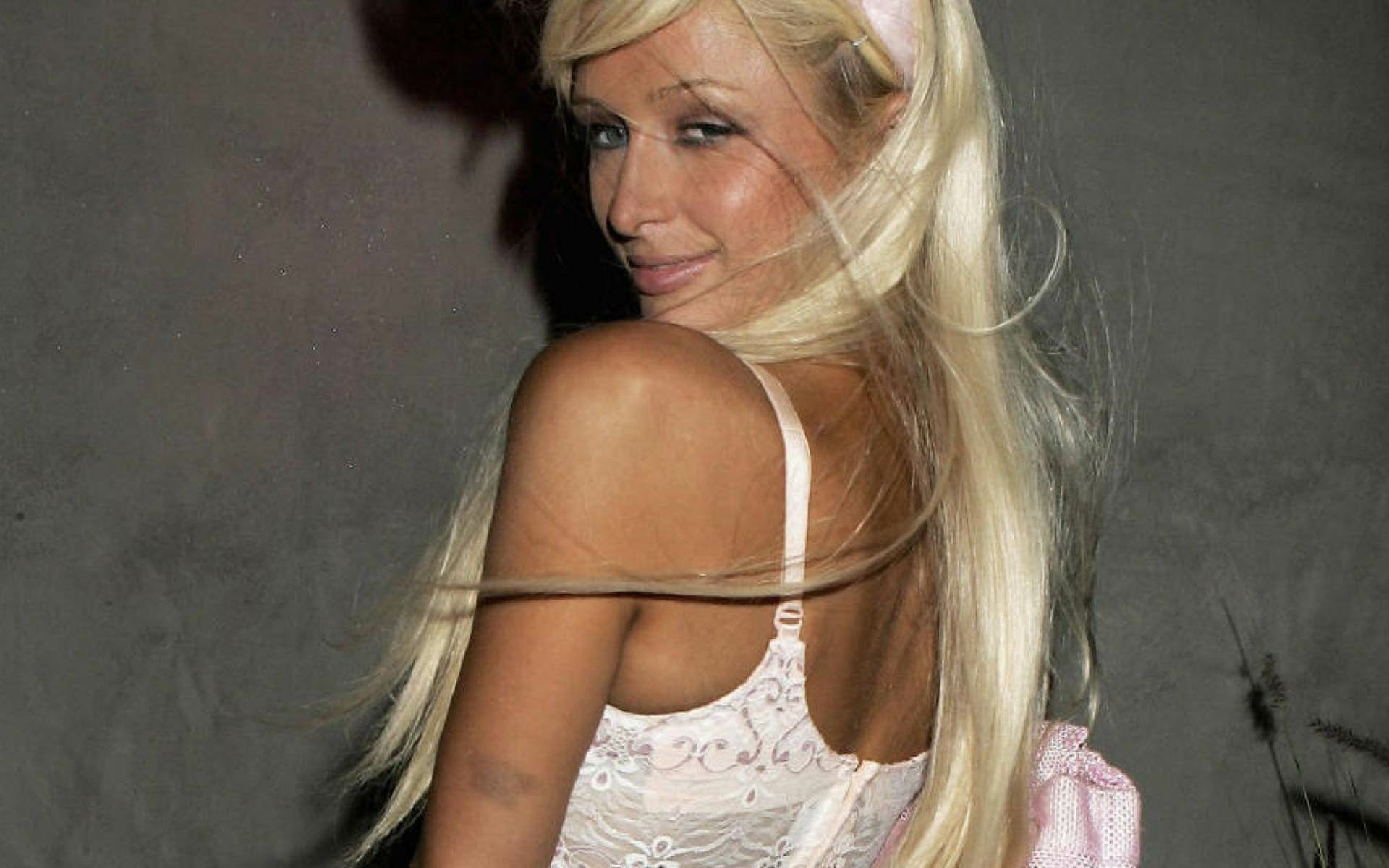 Download Celebrity Paris Hilton HD Wallpaper