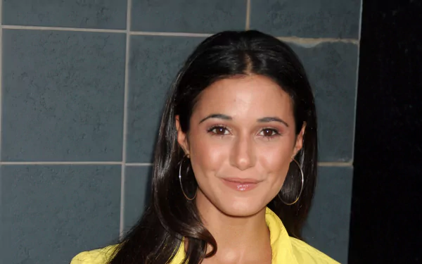 Canadian actress Celebrity Emmanuelle Chriqui HD Desktop Wallpaper | Background Image