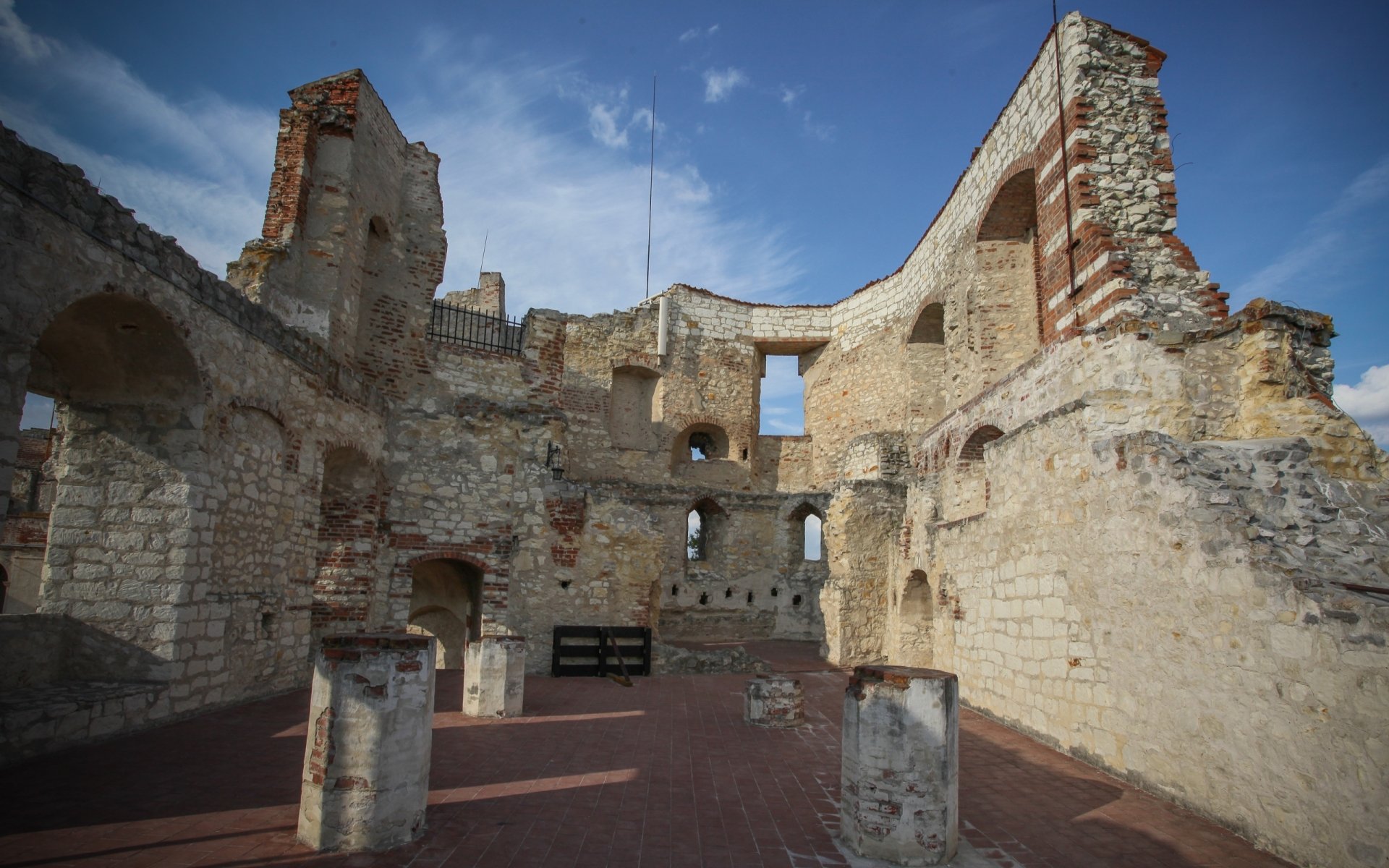 Download Man Made Janowiec Castle HD Wallpaper