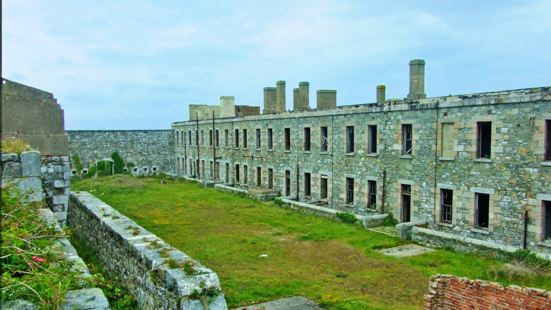 Download Man Made Fort Tourgis HD Wallpaper