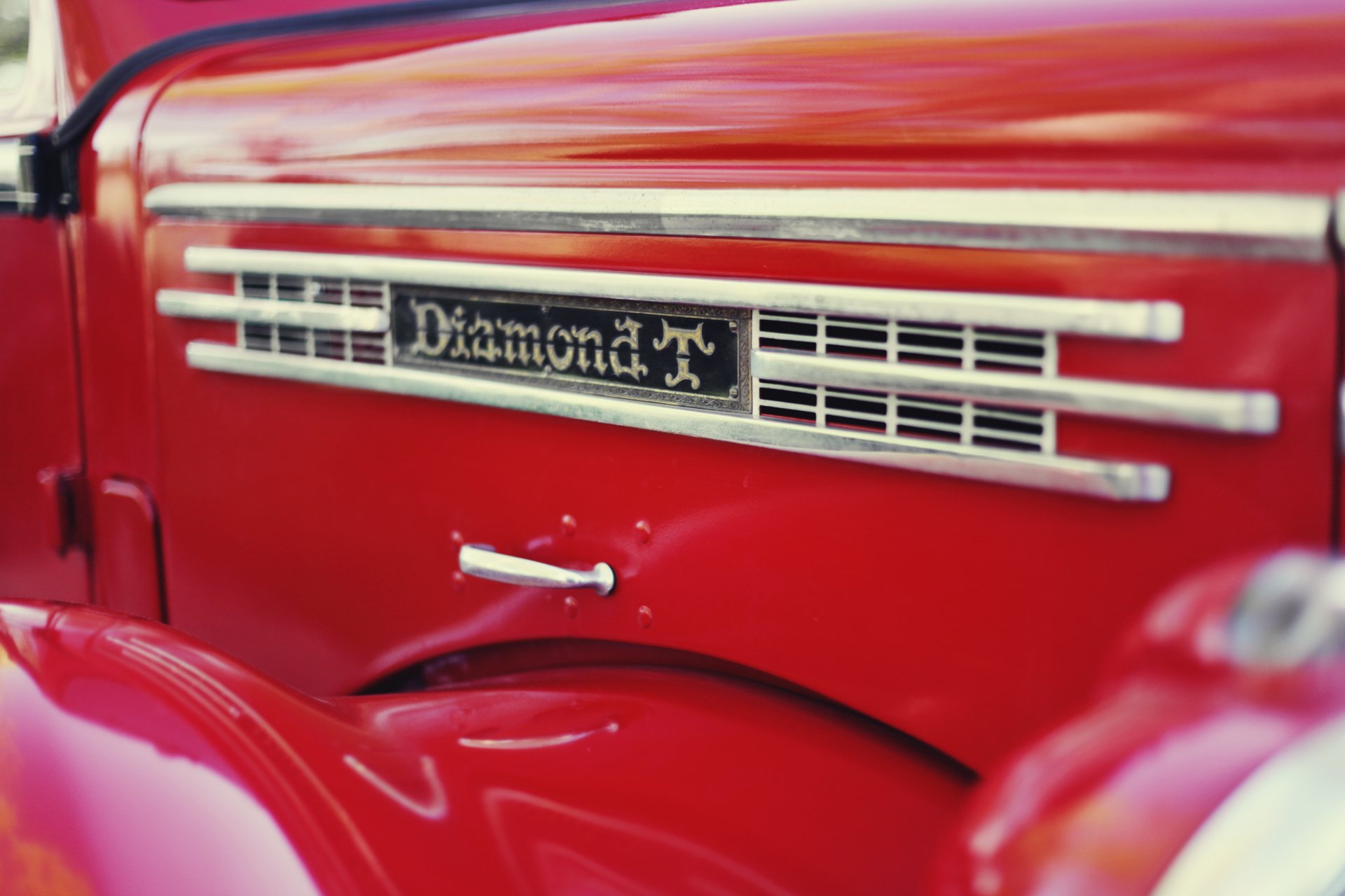 Download Vehicle Diamond T 4k Ultra HD Wallpaper