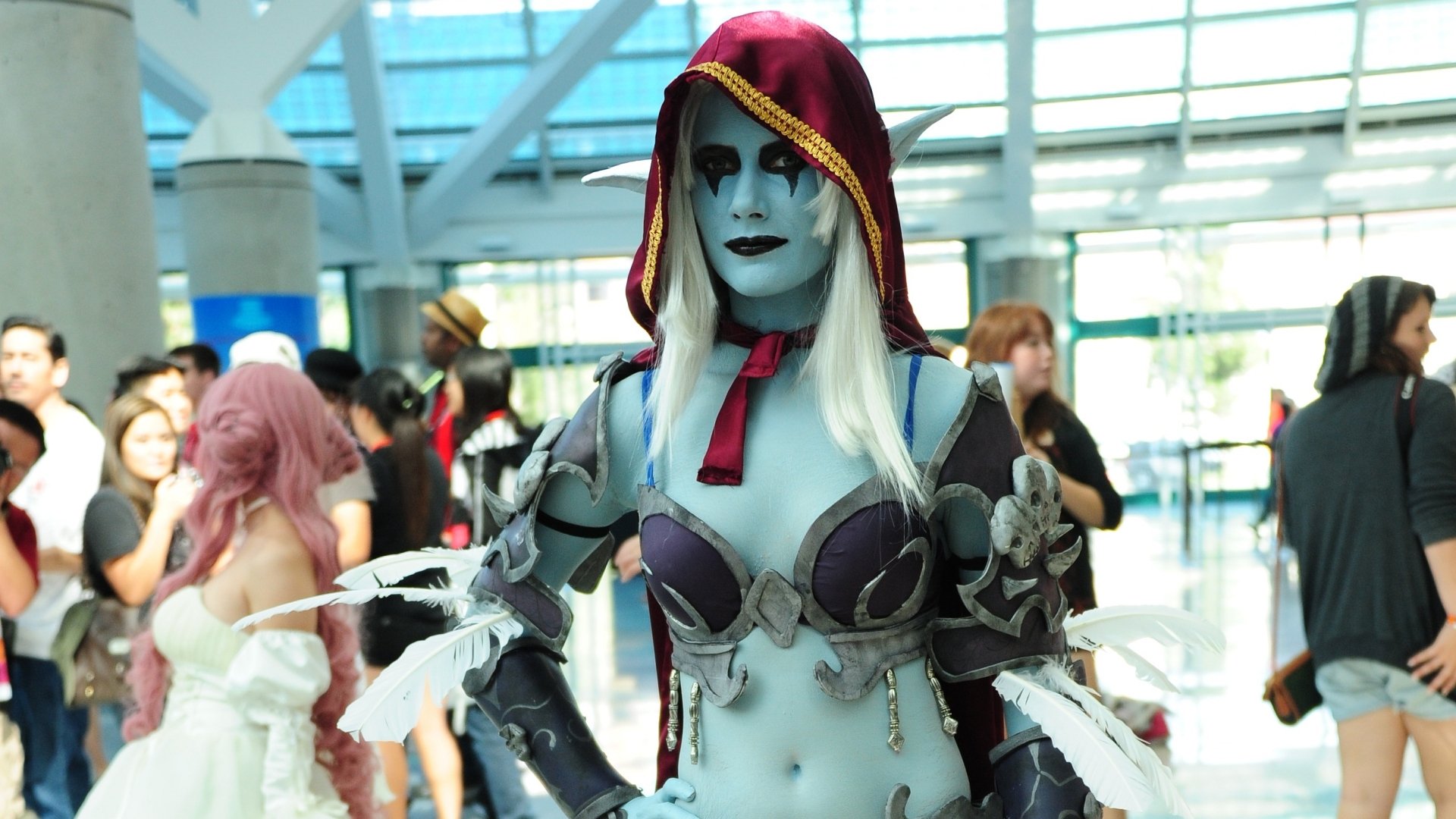 A captivating HD wallpaper featuring a cosplayer dressed as Sylvanas Windrunner from World of Warcraft, showcasing intricate details in a vibrant convention setting.